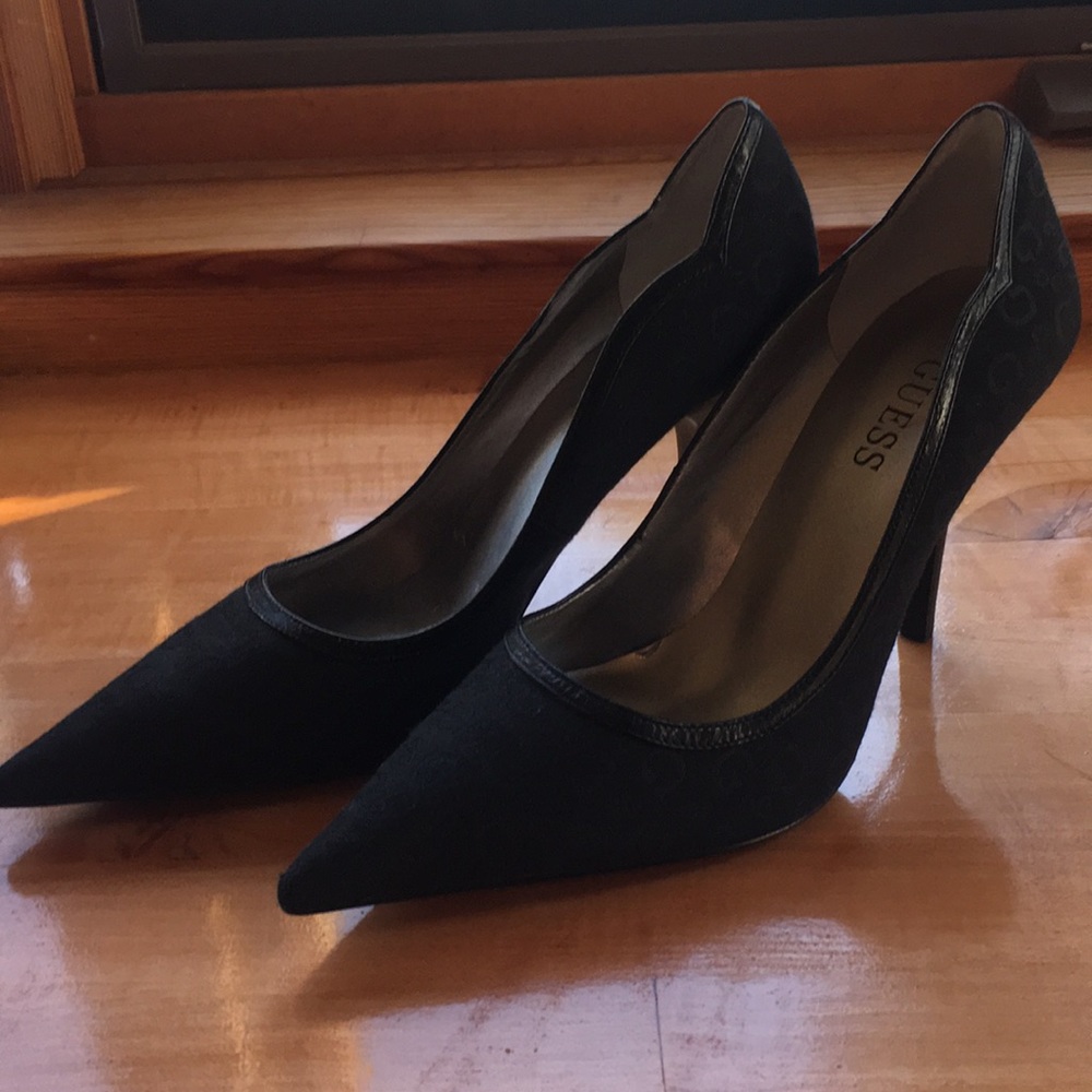 Guess black pointy heels